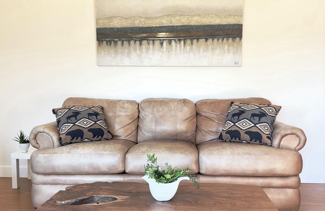 Cozy 2 BR private house - 1 minute drive to the beach and lower Gibsons!