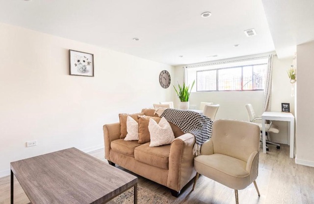 Cozy 2 brm apartment mins away from United Center