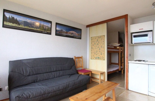 Cozy 2-Room Apartment for 4 with South-Facing Balcony, Near Ski Lifts and Shops, L'Alpe d'Huez