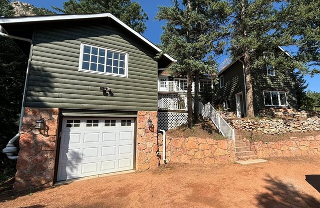 Cozy 2 story with two separate spaces in Green Mountain Falls with WiFi.