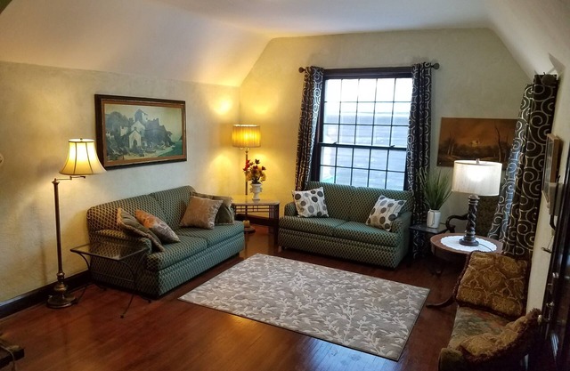 Cozy 2B/1.5B cottage 2.0 miles from central Minneapolis