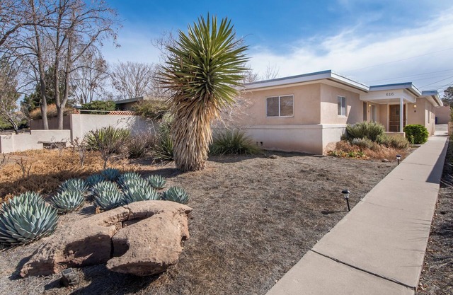Cozy 2bd 2ba near Nob Hill home Garage Parking