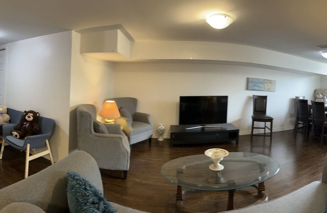 Cozy 2BR Apartment Basement in Heart of Richmond Hill