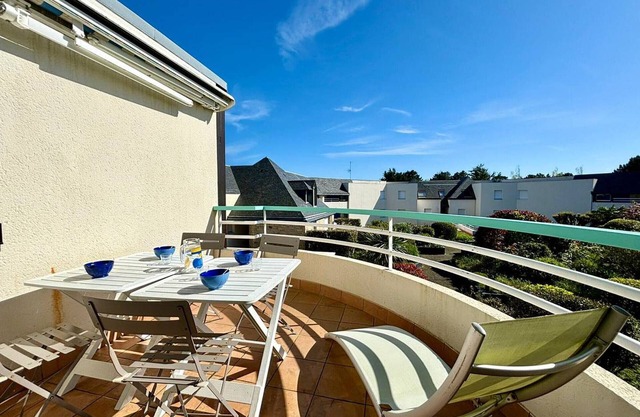 Cozy 2BR Apartment + Cabin, Balcony, Close to Beach & Shops, Sleeps 4 - Carnac