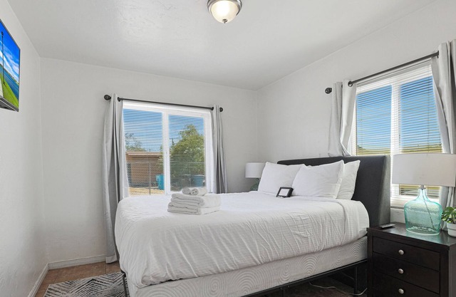 Cozy 2BR Apt, mins Hospitals + Free Parking + Wifi
