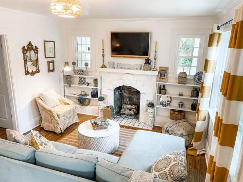 Cozy 2BR Apt w KING in historic dist. 1mi to sq.