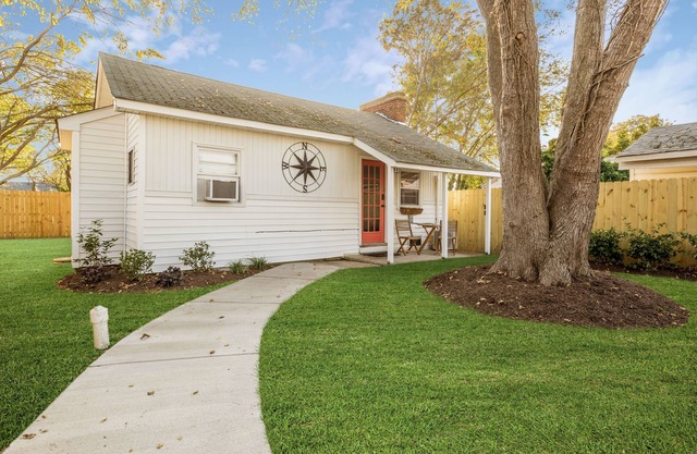 Cozy 2BR Beachside Home Near Buckroe Fire Pit, Walk to Beach 30+ Day Stay