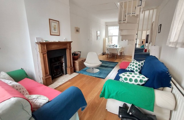 Cozy 2Br cottage centrally located, quick walk to beach, pubs shops and station.