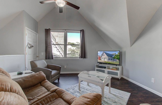 Cozy 2BR Guesthouse! Walk to Downtown Noblesville!