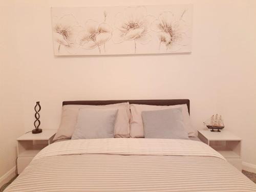 Cozy 2BR Home Leeds Free Parking & Wifi Pets Welcome