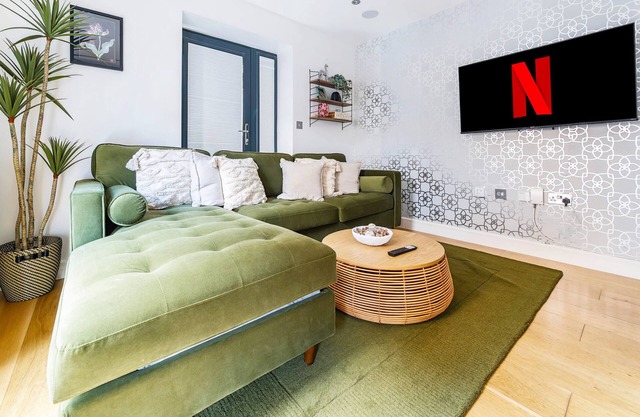 Cozy 2BR in Surrey | Pet-Friendly, Fast Wi-Fi, Netflix