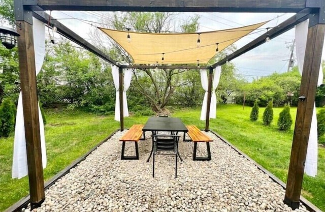 Cozy 2BR Mid-Century Townhouse w/Parking Near Downtown Ann Arbor & The Big House