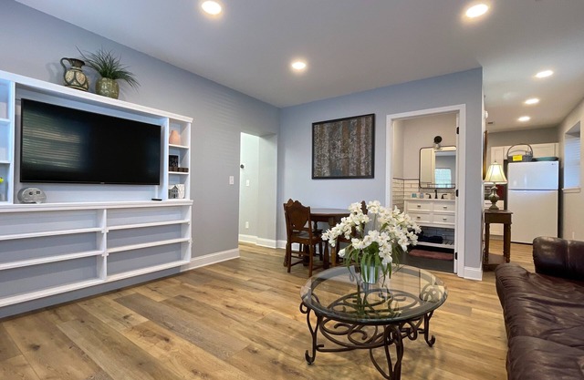 Cozy 2BR Near Casino | Queen Beds & Free Parking