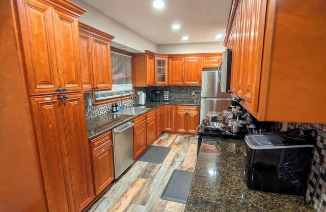 Cozy 2BR Ranch | King | Near Intel & Meta