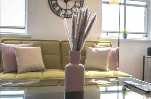 Cozy 2BR Retreat, London Rental!