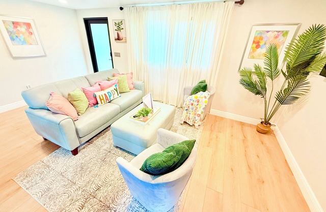 Cozy 2BR Tampa Retreat, Pet-Friendly & Near Downtown