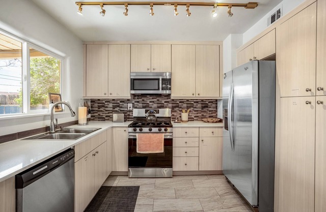 Cozy 3/2 Home with Mountain Views! Close to Plaza!