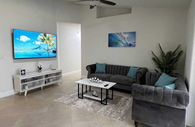 COZY 3/2 Pet Friendly Home Near Disney