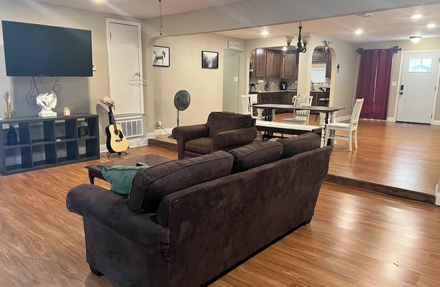Cozy 3 bdrm home centrally located within mins from airport & major attractions