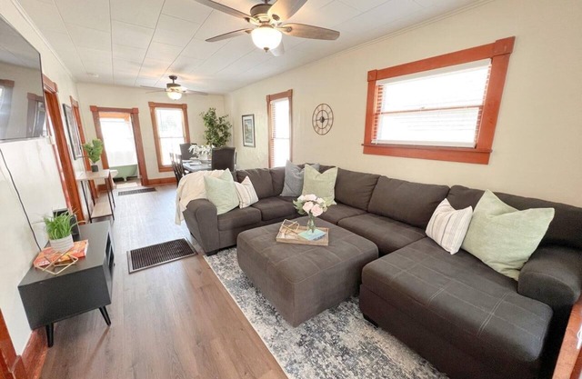 Cozy 3 bed, 1-bath Dog-Friendly Retreat - Perfect for your Next Getaway!