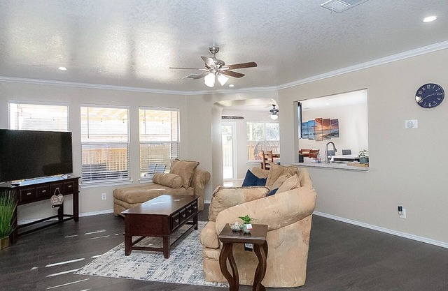 Cozy 3 Bed, 2.5 BR Home with Amazing Outdoor Deck