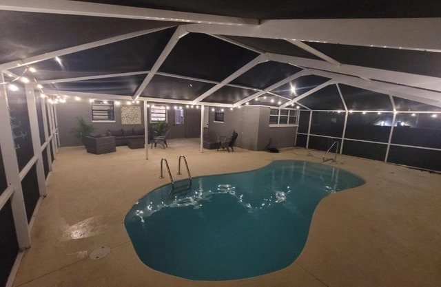 Cozy 3 bed 2 bath pool home near Busch Gardens