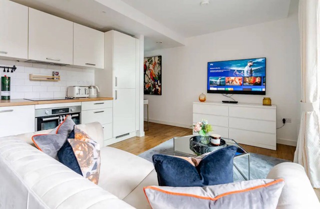 Cozy 3 Bed Apartment in by Train Station with AC - Sleeps 6