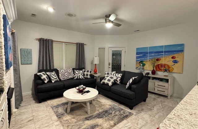 Cozy 3-bed condo in walking distance less than half mile to beach