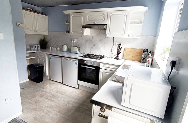 Cozy 3-Bed Family Home with Free Parking