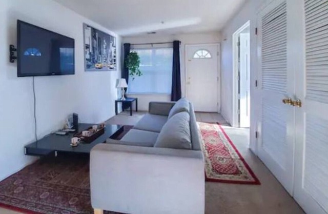 Cozy 3 bedrm Woodbridge 1st floor washer,dryer, Wifi Close to Metropark Station