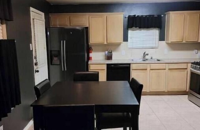cozy 3 bedroom 1 1/2 bath housenn