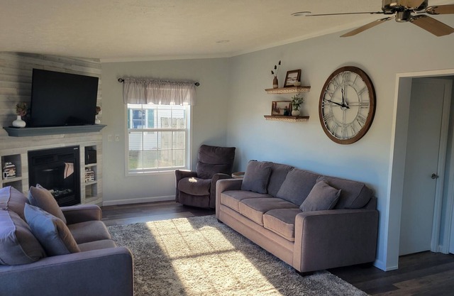 Cozy 3-bedroom 2-bath cottage w/waterfront views