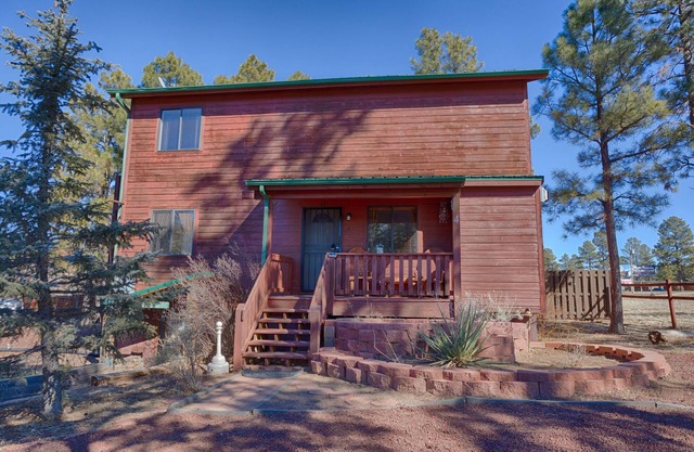 Cozy 3 bedroom 2 bath Cabin in the Pines