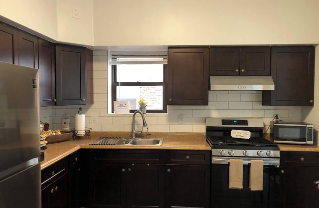 Cozy 3-bedroom apartment in beautiful Old Irving Park, Chicago with AC, WiFi