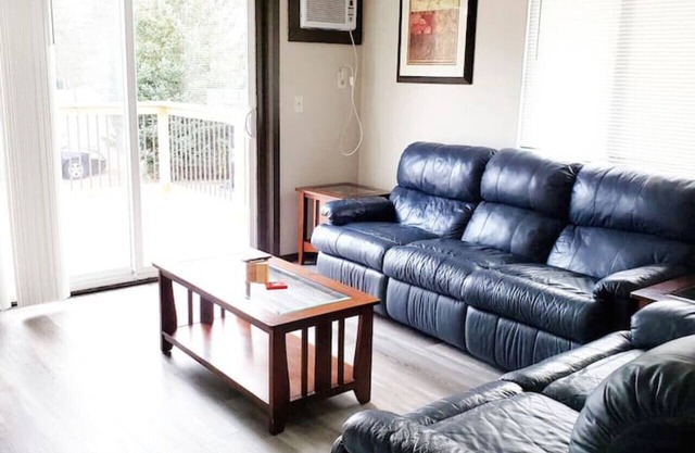 Cozy 3 bedroom apartment with free garage/parking