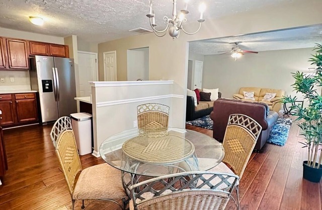 Cozy 3-bedroom building in welcoming Palmetto with WiFi, AC