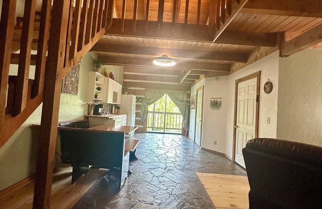 Cozy 3-bedroom cabin in welcoming Grantsville with AC, WiFi