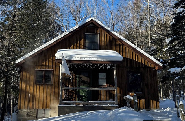 Cozy 3-bedroom cabin in welcoming Indian Lake with WiFi/30 mins to Gore Mt