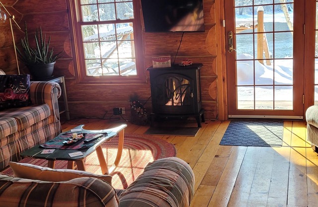 Cozy 3 bedroom chalet cabin on the beautiful Crowe River