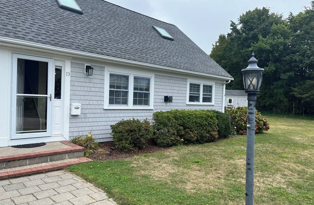 Cozy 3-bedroom condo with AC and WiFi in lovely Falmouth, walk to Sound beach.