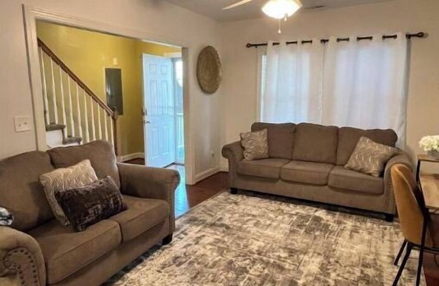 COZY 3 bedroom Getaway GEM, Close to All Sleeps 6!