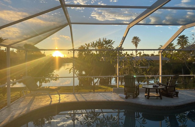 Cozy 3-bedroom house in peaceful Port Charlotte with a pool on the canal
