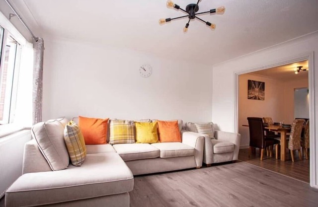 Cozy 3-Bedroom Home in Luton