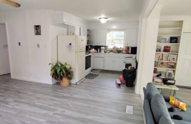 Cozy 3-bedroom home w pool