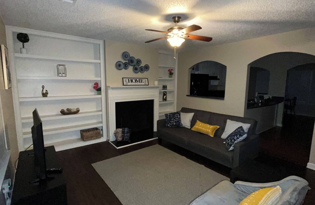 Cozy 3-bedroom home with WiFi and AC near the Airport