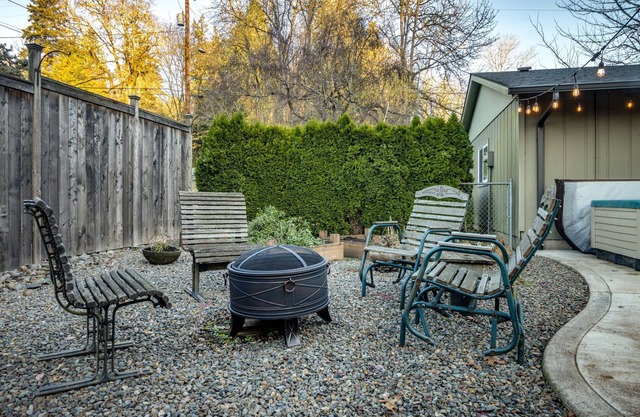 Cozy 3 bedroom home with Hot Tub and Ping Pong table, 20 Mins to DT Portland