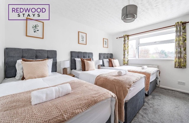Cozy 3 Bedroom House in Camberley, Free Parking