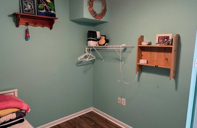 Cozy 3 bedroom house in Wildwood, 1.5 baths, outdoor shower, and large backyard.