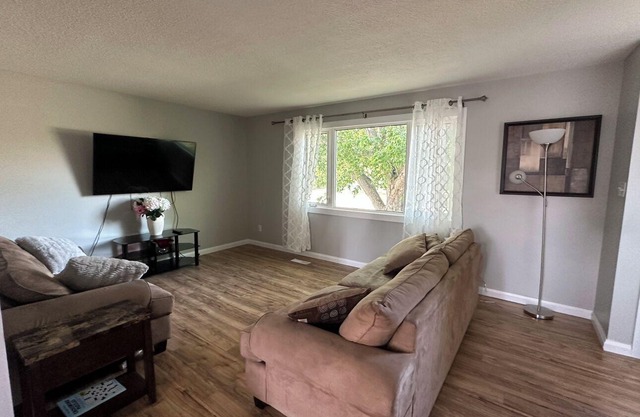 Cozy 3-bedroom house in amazing The Pas with WiFi, great for working crews