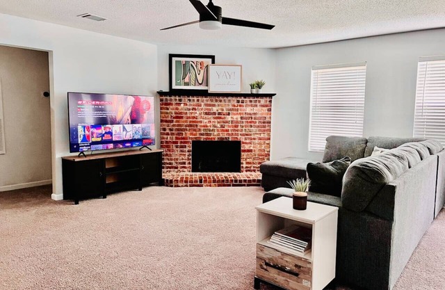 Cozy 3 Bedroom House with Beautiful Fireplace